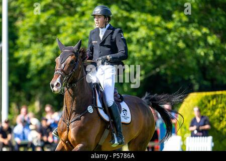 West Sussex, UK. 24 Jun, 2018. Harold Megahey reiten Braveheart. IRL. Die Al Shira'aa Derby. Die Al Shira'aa Hickstead Derby treffen. Springen. Der All England Parcours. Hickstead. West Sussex. UK. Tag 5. 24.06.2018. Credit: Sport in Bildern/Alamy leben Nachrichten Stockfoto