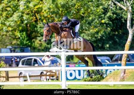West Sussex, UK. 24 Jun, 2018. Richard Howley, Notis Me IRL. Die Al Shira'aa Derby. Die Al Shira'aa Hickstead Derby treffen. Springen. Der All England Parcours. Hickstead. West Sussex. UK. Tag 5. 24.06.2018. Credit: Sport in Bildern/Alamy leben Nachrichten Stockfoto