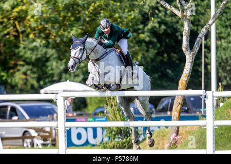 West Sussex, UK. 24 Jun, 2018. Dermott Lennon reiten Gelvins berühren. IRL. Die Al Shira'aa Derby. Die Al Shira'aa Hickstead Derby treffen. Springen. Der All England Parcours. Hickstead. West Sussex. UK. Tag 5. 24.06.2018. Credit: Sport in Bildern/Alamy leben Nachrichten Stockfoto