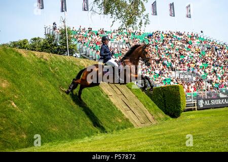West Sussex, UK. 24 Jun, 2018. Elizabeth macht reiten Doonaveeragh O ein. IRL. Die Al Shira'aa Derby. Die Al Shira'aa Hickstead Derby treffen. Springen. Der All England Parcours. Hickstead. West Sussex. UK. Tag 5. 24.06.2018. Credit: Sport in Bildern/Alamy leben Nachrichten Stockfoto