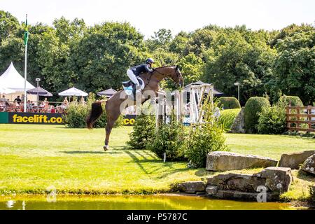 West Sussex, UK. 24 Jun, 2018. Harriet Nuttall, einem Hauch HERRISCH. GBR. Die Al Shira'aa Derby. Die Al Shira'aa Hickstead Derby treffen. Springen. Der All England Parcours. Hickstead. West Sussex. UK. Tag 5. 24.06.2018. Credit: Sport in Bildern/Alamy leben Nachrichten Stockfoto