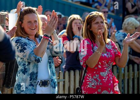 West Sussex, UK. 24 Jun, 2018. Pippa Funnell lächelnd und Klatschen. Die Al Shira'aa Derby. Die Al Shira'aa Hickstead Derby treffen. Springen. Der All England Parcours. Hickstead. West Sussex. UK. Tag 5. 24.06.2018. Credit: Sport in Bildern/Alamy leben Nachrichten Stockfoto