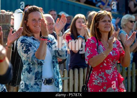 West Sussex, UK. 24 Jun, 2018. Pippa Funnell lächelnd und Klatschen. Die Al Shira'aa Derby. Die Al Shira'aa Hickstead Derby treffen. Springen. Der All England Parcours. Hickstead. West Sussex. UK. Tag 5. 24.06.2018. Credit: Sport in Bildern/Alamy leben Nachrichten Stockfoto