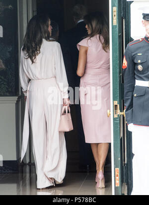 Washington, District of Columbia, USA. 25. Juni 2018. First Lady Melania Trump, rechts, und Königin Rania Al Abdullah, Links, des Haschemitischen Königreichs Jordanien sprechen wie Sie gehen in dem Weißen Haus in Washington, DC am Montag, 25. Juni 2018. Quelle: Ron Sachs/CNP Credit: Ron Sachs/CNP/ZUMA Draht/Alamy leben Nachrichten Stockfoto