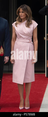 First Lady Melania Trump erwartet die Ankunft von König Abdullah II Bin Al-Hussein-und Königin Rania Al Abdullah von dem Haschemitischen Königreich Jordanien im Weißen Haus in Washington, DC am Montag, 25. Juni 2018. Credit: Ron Sachs/CNP/MediaPunch Stockfoto