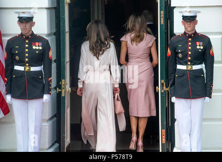 First Lady Melania Trump, rechts, und Königin Rania Al Abdullah, Links, des Haschemitischen Königreichs Jordanien zu Fuß zum Weißen Haus in Washington, DC am Montag, 25. Juni 2018. Credit: Ron Sachs/CNP/MediaPunch Stockfoto