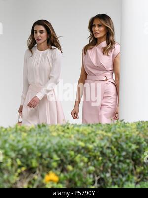 Washington, Vereinigte Staaten von Amerika. 25. Juni 2018. First Lady Melania Trump und Königin Rania von Jordanien zu Fuß die Kolonnade des Weißen Hauses am 25. Juni 2018. Credit: Olivier Douliery/Pool über CNP | Verwendung der weltweiten Kredit: dpa/Alamy leben Nachrichten Stockfoto