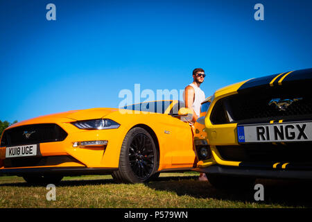 London, England. 25. Juni 2018. Zwei europäische, rechter Antrieb Mustangs im Besitz von Vater und Sohn, Eugene Ring und Cameron Ring (im Bild), in der Sonne des Londoner Hitzewelle. Es wird gesagt, dass diese Hitzewelle wird in der nächsten Woche fortsetzen. Quelle: Tim Ring/Alamy leben Nachrichten Stockfoto