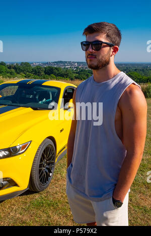 London, England. 25. Juni 2018. Zwei europäische, rechter Antrieb Mustangs im Besitz von Vater und Sohn, Eugene Ring und Cameron Ring (im Bild), in der Sonne des Londoner Hitzewelle. Es wird gesagt, dass diese Hitzewelle wird in der nächsten Woche fortsetzen. Quelle: Tim Ring/Alamy leben Nachrichten Stockfoto