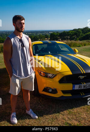 London, England. 25. Juni 2018. Zwei europäische, rechter Antrieb Mustangs im Besitz von Vater und Sohn, Eugene Ring und Cameron Ring (im Bild), in der Sonne des Londoner Hitzewelle. Es wird gesagt, dass diese Hitzewelle wird in der nächsten Woche fortsetzen. Quelle: Tim Ring/Alamy leben Nachrichten Stockfoto