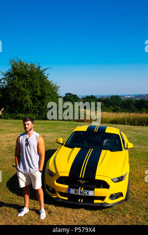 London, England. 25. Juni 2018. Zwei europäische, rechter Antrieb Mustangs im Besitz von Vater und Sohn, Eugene Ring und Cameron Ring (im Bild), in der Sonne des Londoner Hitzewelle. Es wird gesagt, dass diese Hitzewelle wird in der nächsten Woche fortsetzen. Quelle: Tim Ring/Alamy leben Nachrichten Stockfoto