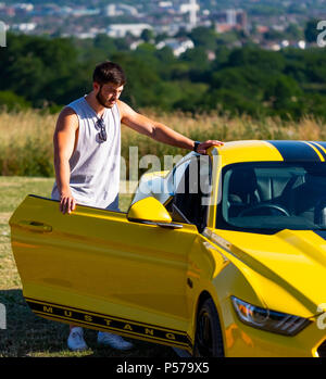 London, England. 25. Juni 2018. Zwei europäische, rechter Antrieb Mustangs im Besitz von Vater und Sohn, Eugene Ring und Cameron Ring (im Bild), in der Sonne des Londoner Hitzewelle. Es wird gesagt, dass diese Hitzewelle wird in der nächsten Woche fortsetzen. Quelle: Tim Ring/Alamy leben Nachrichten Stockfoto