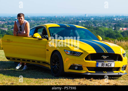London, England. 25. Juni 2018. Zwei europäische, rechter Antrieb Mustangs im Besitz von Vater und Sohn, Eugene Ring und Cameron Ring (im Bild), in der Sonne des Londoner Hitzewelle. Es wird gesagt, dass diese Hitzewelle wird in der nächsten Woche fortsetzen. Quelle: Tim Ring/Alamy leben Nachrichten Stockfoto