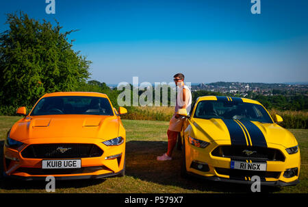 London, England. 25. Juni 2018. Zwei europäische, rechter Antrieb Mustangs im Besitz von Vater und Sohn, Eugene Ring und Cameron Ring (im Bild), in der Sonne des Londoner Hitzewelle. Es wird gesagt, dass diese Hitzewelle wird in der nächsten Woche fortsetzen. Quelle: Tim Ring/Alamy leben Nachrichten Stockfoto