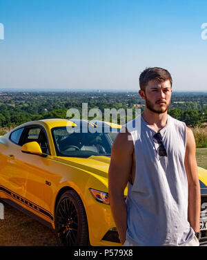 London, England. 25. Juni 2018. Zwei europäische, rechter Antrieb Mustangs im Besitz von Vater und Sohn, Eugene Ring und Cameron Ring (im Bild), in der Sonne des Londoner Hitzewelle. Es wird gesagt, dass diese Hitzewelle wird in der nächsten Woche fortsetzen. Quelle: Tim Ring/Alamy leben Nachrichten Stockfoto