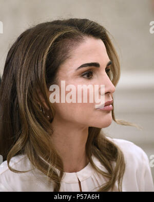 Washington, District of Columbia, USA. 25. Juni 2018. Königin Rania von Jordanien besucht eine Sitzung im Oval Office des Weißen Hauses am 25. Juni 2018. Credit: Olivier Douliery/Pool über CNP Credit: Olivier Douliery/CNP/ZUMA Draht/Alamy leben Nachrichten Stockfoto