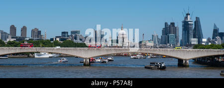 London, Großbritannien. 25. Juni 2018. UK Wetter: Sonnenschein und klaren blauen Himmel über der Stadt von London. Die Hitzewelle ist gesetzt, mit Höhen von 32 Prognose in der Woche später fortsetzen. Credit: DWR/Alamy leben Nachrichten Stockfoto