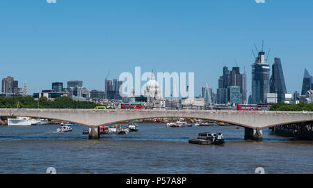 London, Großbritannien. 25. Juni 2018. UK Wetter: Sonnenschein und klaren blauen Himmel über der Stadt von London. Die Hitzewelle ist gesetzt, mit Höhen von 32 Prognose in der Woche später fortsetzen. Credit: DWR/Alamy leben Nachrichten Stockfoto
