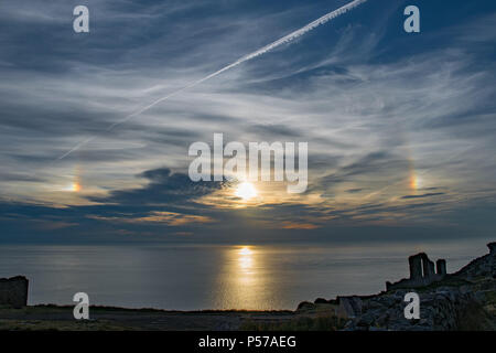 Sundog oder parhelion rund um den Sonnenuntergang über dem Meer bei Botallack, Cornwall Stockfoto