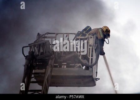 Brüssel, Belgien. Juni 25th, 2018. Feuerwehrleute versuchen, ein Feuer, das in einem Gebäude brach zu löschen. Alexandros Michailidis/Alamy leben Nachrichten Stockfoto