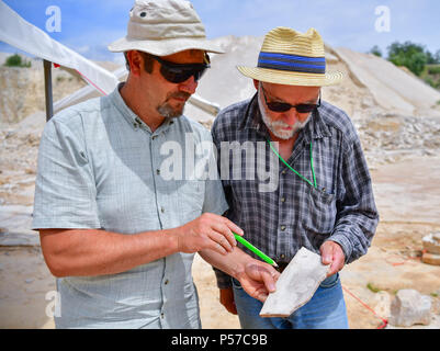Wattendorf, Deutschland. 21 Juni, 2018. Thomas Bechmann (L) und Albert Lenze die Beurteilung einer Diagnose an die Grabung im Steinbruch in der Nähe von Wattendorf. Der Steinbruch in der Nähe von Wattendorf produziert täglich gut Fossilien, darunter einen gyrodus hexagonus macrophthalmus, der sich über die Bamberg Museum für Naturkunde am 26. Juni gedreht werden beibehalten. Quelle: Matthias Merz/dpa/Alamy leben Nachrichten Stockfoto