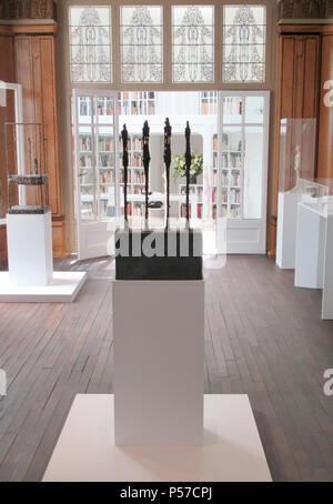 Paris, Frankreich. 21 Juni, 2018. Die Skulptur "vier Figuren auf einem Ständer" von Giacometti in der giacometti Institut. Giacometti ist einer der bedeutendsten und teuersten, modernen Künstlern. Ein Ort wird der Bildhauer und Maler in Paris gewidmet, und es zielt darauf ab, mehr als nur ein Museum. Quelle: Sabine Glaubitz/dpa/Alamy leben Nachrichten Stockfoto