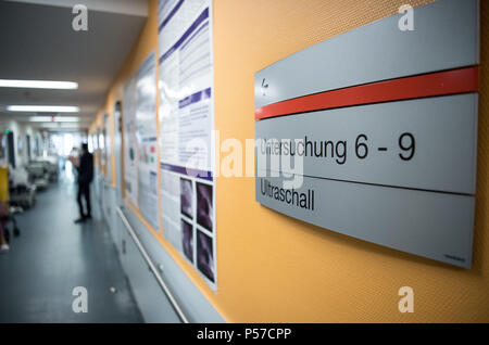 Frankfurt am Main, Deutschland. 27. Mai, 2018. Ein Patient warten in einem Flur der Notaufnahme des Klinikum Frankfurt Höchst. Credit: Fabian Sommer/dpa/Alamy leben Nachrichten Stockfoto