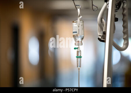 Frankfurt am Main, Deutschland. 27. Mai, 2018. Ein Tropf hängen von einem Krankenhaus Bett in einem cordidor der Notaufnahme des Klinikum Frankfurt Höchst. Credit: Fabian Sommer/dpa/Alamy leben Nachrichten Stockfoto