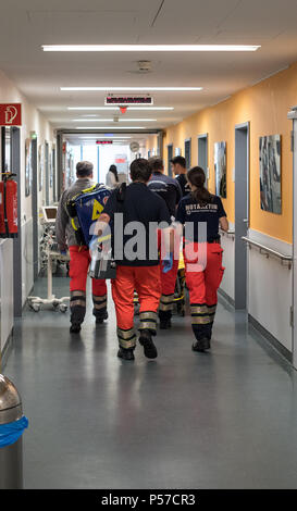 Frankfurt am Main, Deutschland. 27. Mai, 2018. Sanitäter Holen eines Patienten in der Notaufnahme des Klinikums Frankfurt Hoechst. Credit: Fabian Sommer/dpa/Alamy leben Nachrichten Stockfoto