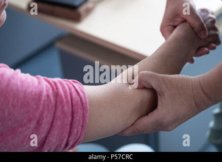 Frankfurt am Main, Deutschland. 27. Mai, 2018. Ansgar Schultheis, allgemeine practitionar am Klinikum Frankfurt Höchst, Überprüfung eines Patienten. Credit: Fabian Sommer/dpa/Alamy leben Nachrichten Stockfoto