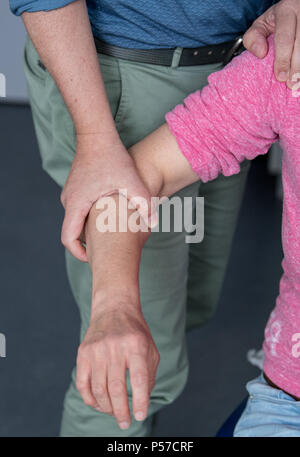 Frankfurt am Main, Deutschland. 27. Mai, 2018. Ansgar Schultheis, allgemeine practitionar am Klinikum Frankfurt Höchst, Überprüfung eines Patienten. Credit: Fabian Sommer/dpa/Alamy leben Nachrichten Stockfoto