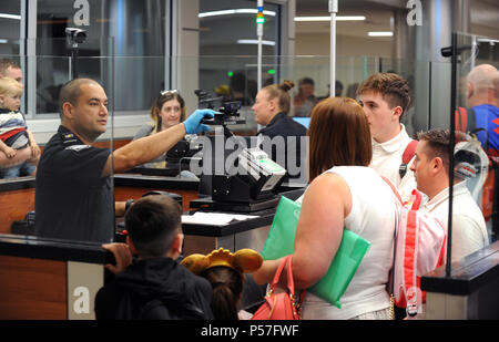 Orlando, Florida, USA. 25. Juni 2018. Ein U.S.-Zoll- und Grenzschutzbehörde Officer nimmt ein Foto einer internationalen Reisenden aus dem Vereinigten Königreich am Internationalen Flughafen Orlando in Orlando, Florida. Durch die Verwendung von biometrischen Gesichtserkennung Technologie, das Foto wird sofort mit einer Galerie historischer Reisepass und andere Fotos von den Reisenden, die von der Regierung gewartet werden, um die Identität des Reisenden zu überprüfen. Credit: Paul Hennessy/Alamy leben Nachrichten Stockfoto