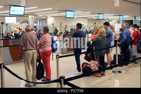 Orlando, Florida, USA. 25. Juni 2018. Internationale Reisende am Flughafen Orlando in Orlando, Florida, ankommen, warten in einem US-amerikanischen Zoll- und Grenzschutzbehörden Officer, die biometrische Gesichtserkennung Technologie verwenden, um die Identität des Reisenden zu überprüfen, zu sehen. Offiziere ein Foto des Reisenden, wird sofort mit einer Galerie historischer Reisepass und andere Fotos von den Reisenden durch die Regierung abgestimmt. Credit: Paul Hennessy/Alamy leben Nachrichten Stockfoto