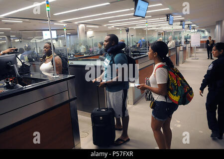 Orlando, Florida, USA. 25. Juni 2018. Internationale Reisende am Flughafen Orlando in Orlando, Florida, ankommen, warten in einem US-amerikanischen Zoll- und Grenzschutzbehörden Officer, die biometrische Gesichtserkennung Technologie verwenden, um die Identität des Reisenden zu überprüfen, zu sehen. Offiziere ein Foto des Reisenden, wird sofort mit einer Galerie historischer Reisepass und andere Fotos von den Reisenden durch die Regierung abgestimmt. Credit: Paul Hennessy/Alamy leben Nachrichten Stockfoto