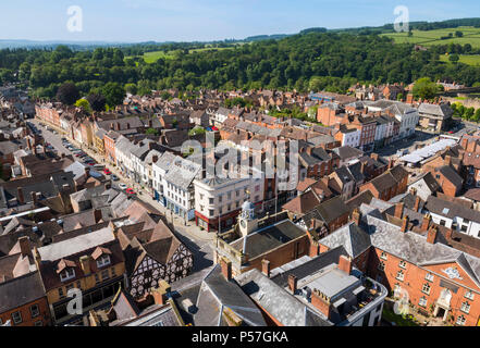 Anzeigen von Ludlow und die umliegende Landschaft vom Turm von St. Laurentius Kirche, Ludlow, Shropshire gesehen. Stockfoto