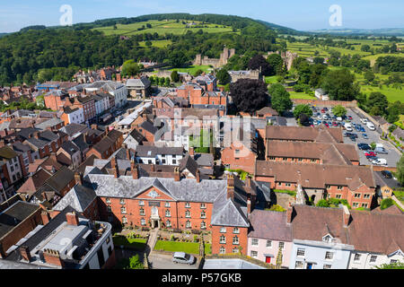 Anzeigen von Ludlow und die umliegende Landschaft vom Turm von St. Laurentius Kirche, Ludlow, Shropshire gesehen. Stockfoto