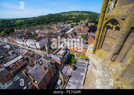 Anzeigen von Ludlow und die umliegende Landschaft vom Turm von St. Laurentius Kirche, Ludlow, Shropshire gesehen. Stockfoto