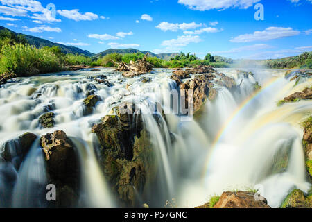 Regenbogen über Wasserfall, Epupa Wasserfälle, Kunene region, Kaokoveld, Namibia Stockfoto