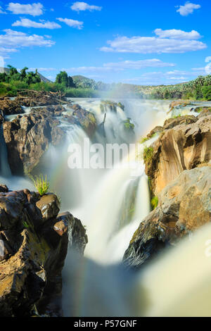 Regenbogen über Wasserfall, Epupa Wasserfälle, Kunene region, Kaokoveld, Namibia Stockfoto