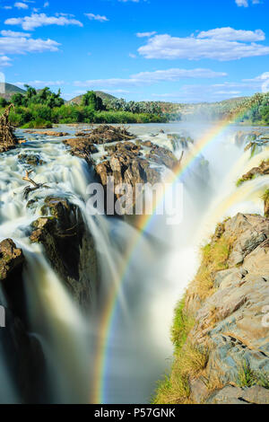 Regenbogen über Wasserfall, Epupa Wasserfälle, Kunene region, Kaokoveld, Namibia Stockfoto