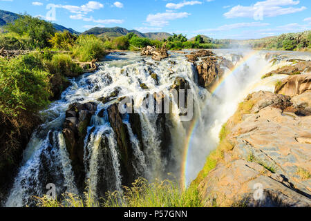 Regenbogen über Wasserfall, Epupa Wasserfälle, Kunene region, Kaokoveld, Namibia Stockfoto