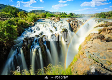 Regenbogen über Wasserfall, Epupa Wasserfälle, Kunene region, Kaokoveld, Namibia Stockfoto