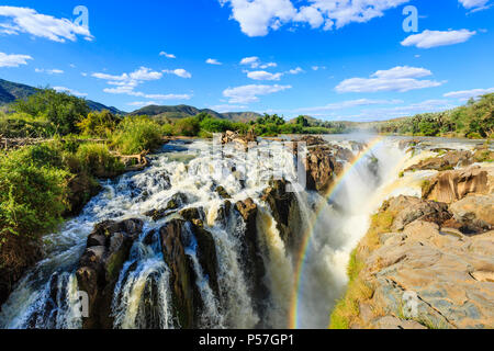 Regenbogen über Wasserfall, Epupa Wasserfälle, Kunene region, Kaokoveld, Namibia Stockfoto