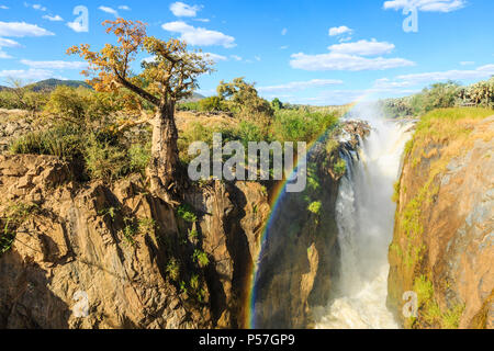 Regenbogen über Wasserfall, Epupa Wasserfälle, Kunene region, Kaokoveld, Namibia Stockfoto