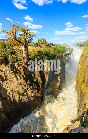 Regenbogen über Wasserfall, Epupa Wasserfälle, Kunene region, Kaokoveld, Namibia Stockfoto