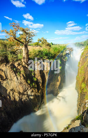 Regenbogen über Wasserfall, Epupa Wasserfälle, Kunene region, Kaokoveld, Namibia Stockfoto