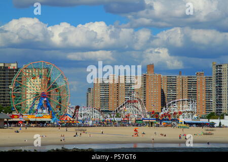 New York City, USA - September 09, 2017: Blick auf die Skyline von Coney Island Beach und Riegelmann Boardwalk auf Sommertag. Stockfoto