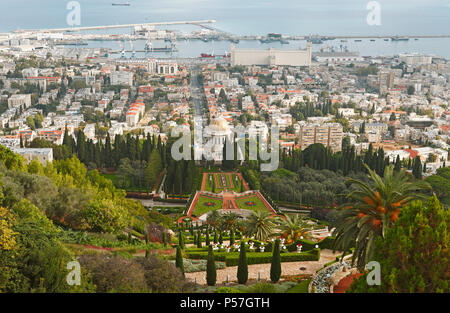 Gärten der Bahai auf dem Berg Karmel und Schrein des Bab Grab mit Kuppel, Bucht, Haifa, Israel Stockfoto