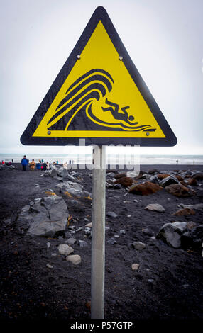 Warnschild, Tsunami, plötzliche hohe Wellen, Lebensgefahr, Strand Reynisfjara, South Island, Island Stockfoto