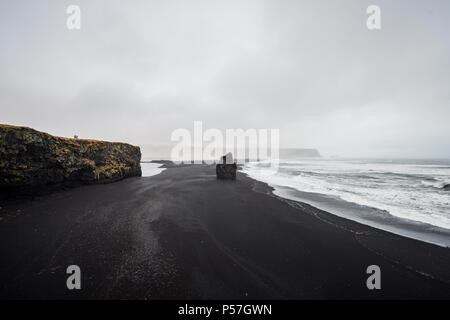 Schwarzen Sandstrand, schlechtes Wetter, Strand Reynisfjara, South Island, Island Stockfoto